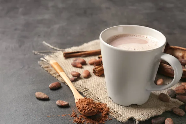 Copa Delicioso Cacao Caliente Sobre Fondo Gris — Foto de Stock