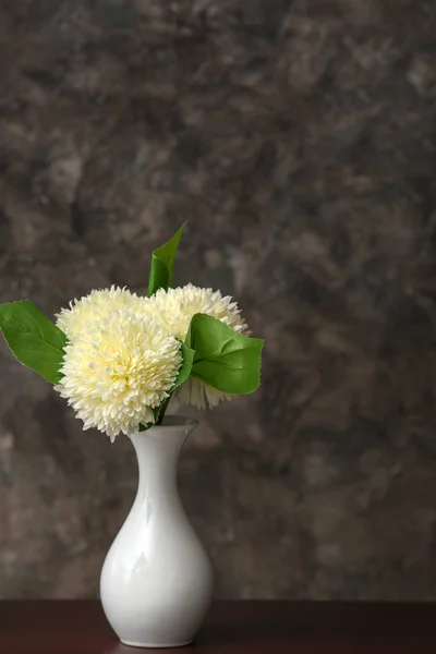 Vase Avec Belles Fleurs Fleurs Sur Table Sur Fond Gris — Photo