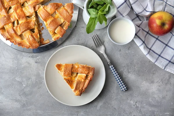 Composition Avec Délicieuse Tarte Aux Pommes Sur Fond Gris Vue — Photo