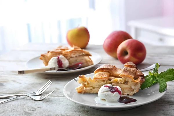 Assiette Avec Morceau Délicieuse Tarte Aux Pommes Glace Sur Table — Photo