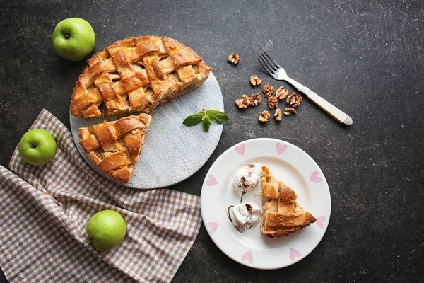 Compositie Met Heerlijke Appeltaart Grijze Achtergrond — Stockfoto