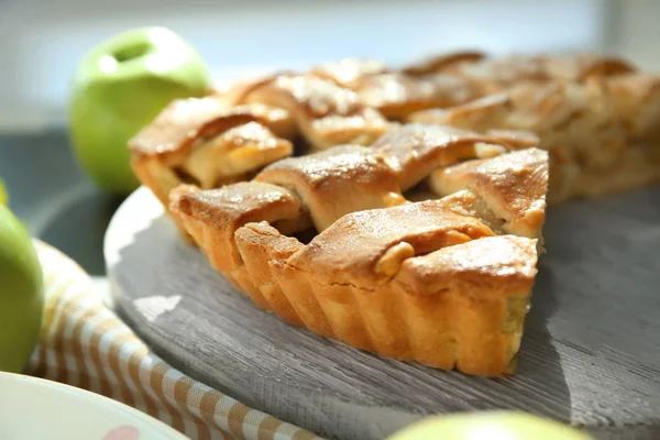 Stand Avec Délicieuse Tarte Aux Pommes Sur Table Gros Plan — Photo