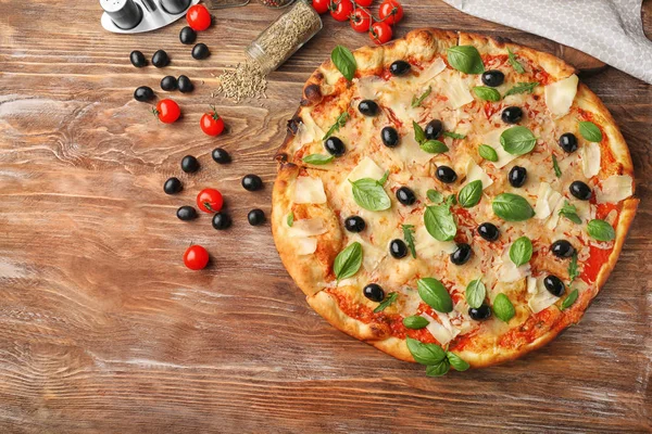 Composition Avec Délicieuse Pizza Sur Fond Bois — Photo
