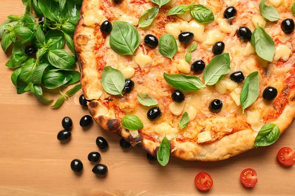 Savoureuse Pizza Italienne Aux Olives Sur Table Bois — Photo