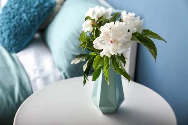 Vase Beautiful Flowers Table Bedroom — Stock Photo, Image