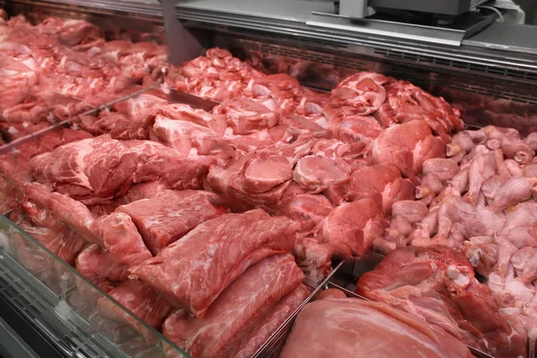 精肉店で新鮮な肉を冷蔵ディスプレイ ケース — ストック写真