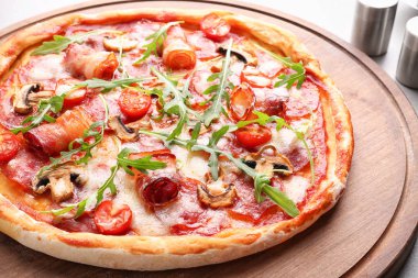 Gemide, closeup taze roka ile lezzetli pizza