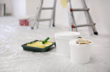 Kova ile boya ve fırça kapalı kapalı