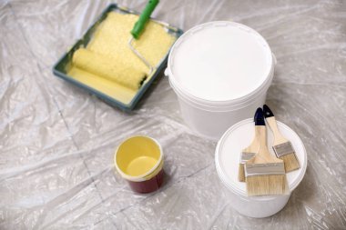 Kova ile boya ve fırça kapalı kapalı