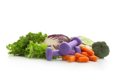 Taze sebze ve beyaz arka plan üzerinde halter. Diyet gıda