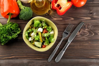 Tablo taze sebze salatası ile top. Diyet gıda