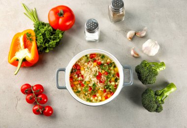 Masada yemek noodles ile taze sebze çorbası. Diyet gıda