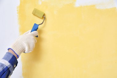 Kapalı rulo fırça kullanarak ressam