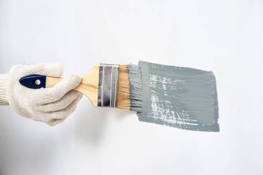 Kapalı fırça kullanarak ressam