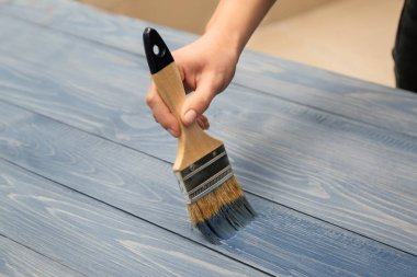 Ressam yenilenen ahşap yüzey