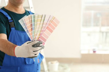 Renk paleti örnekleri kapalı ile üniformalı erkek ressam
