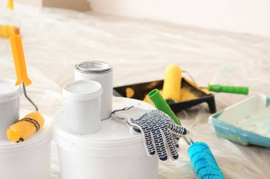 Ressamın araçları katta kapalı