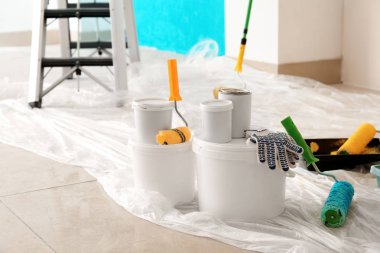 Ressamın araçları katta kapalı