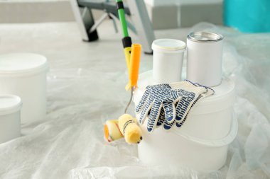 Ressamın araçları katta kapalı