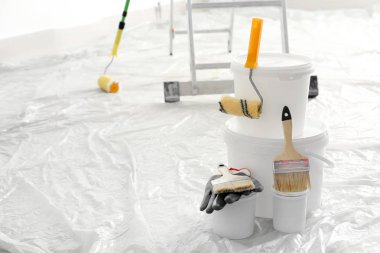 Ressamın araçları katta kapalı