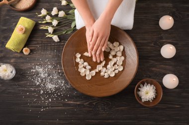 Güzellik salonunda kaplıca tedavisi gören genç bir kadın.