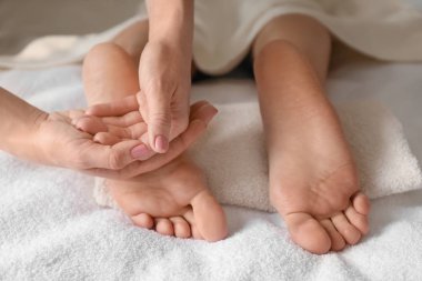 Güzel genç kadın ayak masaj spa salonda alma