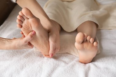 Güzel genç kadın ayak masaj spa salonda alma