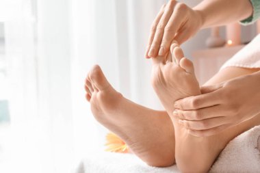 Güzel genç kadın ayak masaj spa salonda alma
