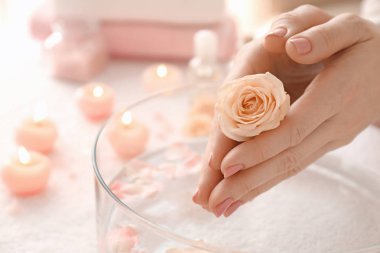 Güzellik salonları, closeup Spa Manikür tedavisi gören genç kadın