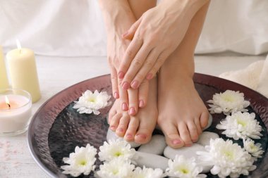 Güzellik salonları, Spa pedikür tedavisi gören genç kadın