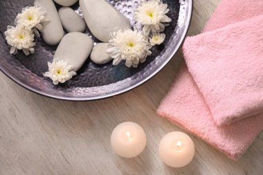 Su, çiçekler ve mumlar salonda plaka ile güzel spa kompozisyon