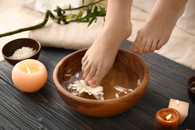 Güzellik salonları, Spa pedikür tedavisi gören genç kadın