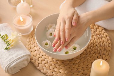 Güzellik salonunda kaplıca tedavisi gören genç bir kadın.