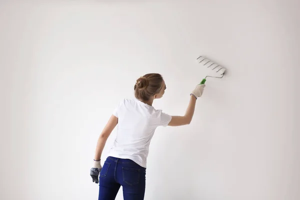 Female Decorator Painting Wall Roller Indoors — Stock Photo, Image