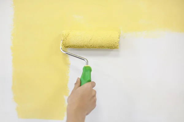 Parede Pintura Decorador Masculino Com Rolo Dentro Casa — Fotografia de Stock