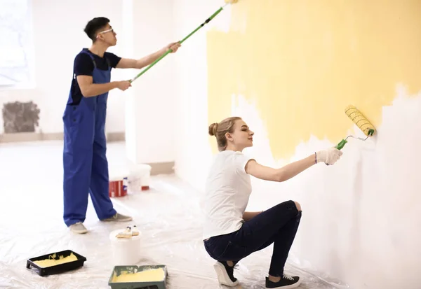 Pintores Profissionais Trabalhando Juntos Dentro Casa — Fotografia de Stock