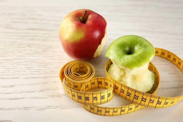 Appels Meetlint Gebeten Houten Tafel Dieet Voeding — Stockfoto