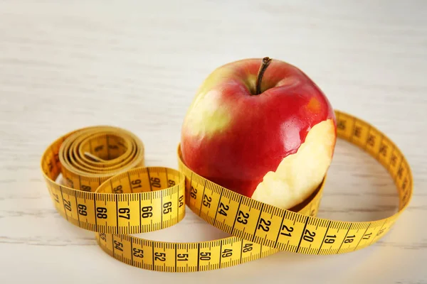 Apple Meetlint Gebeten Houten Tafel Dieet Voeding — Stockfoto