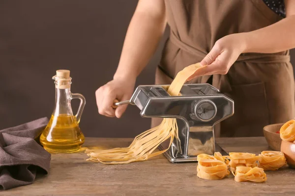 Woman Making Noodles Pasta Machine Table — Stock Photo, Image