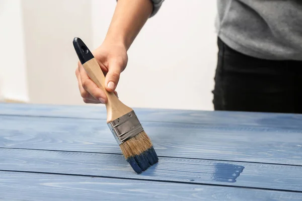 Painter Renovating Wooden Surface — Stock Photo, Image