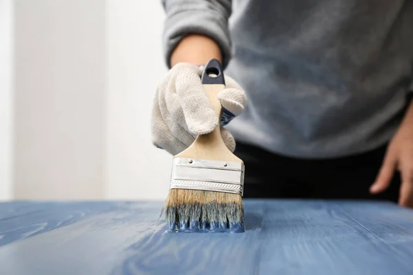 Pintor Renovando Superficie Madera —  Fotos de Stock