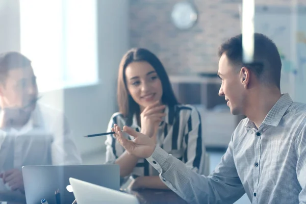 Jonge Mensen Met Zakelijke Bijeenkomst Kantoor Bekijken Door Glas — Stockfoto