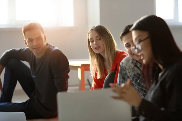 Jóvenes Que Tienen Reuniones Negocios Interiores — Foto de Stock