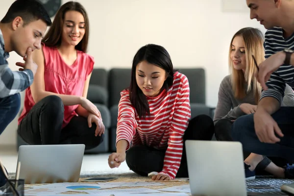 Jeunes Ayant Des Réunions Affaires Intérieur — Photo