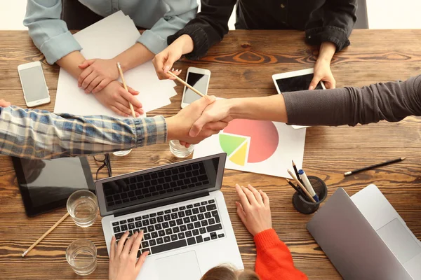 Jonge Mannen Handen Schudden Office Succesvolle Zakelijke Bijeenkomst — Stockfoto
