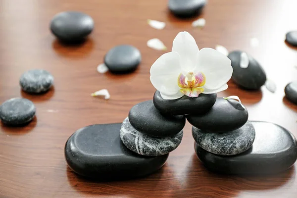 Spa Stones Beautiful Orchid Flower Wooden Table — Stock Photo, Image