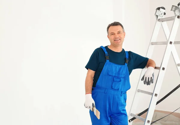 Pintor Masculino Uniforme Com Escova Perto Escada Dentro Casa — Fotografia de Stock