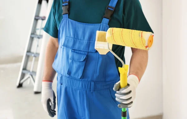 Pintor Masculino Uniforme Com Escova Rolo Dentro Casa — Fotografia de Stock