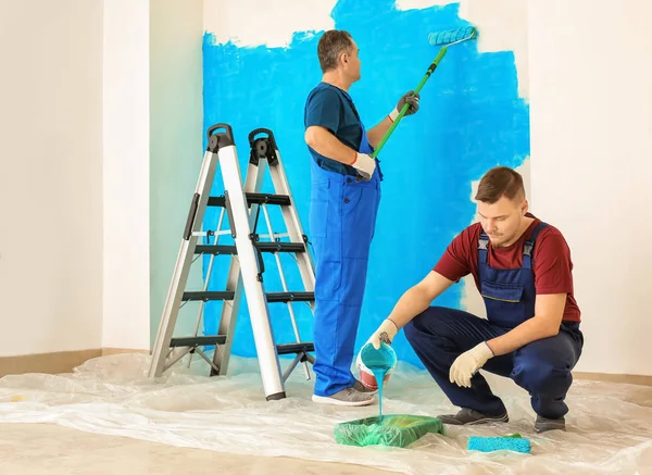 Pintores Masculinos Uniforme Trabalhando Dentro Casa — Fotografia de Stock