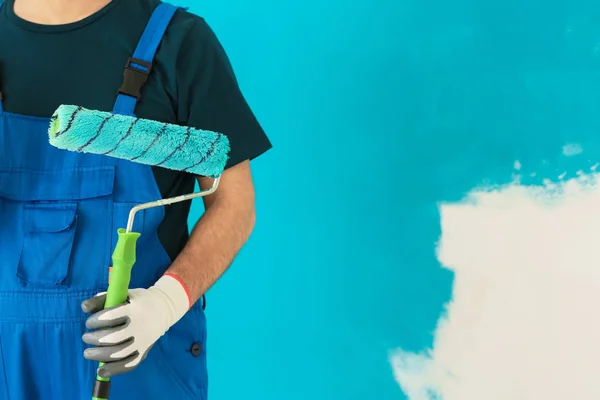 Mannelijke Schilder Uniform Met Rolborstel Kleur Achtergrond — Stockfoto